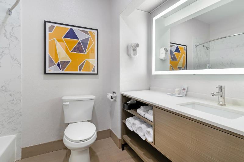 Efficiency King Suite - Non-Smoking image 4