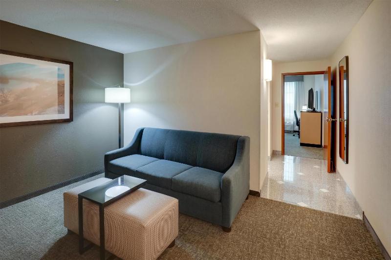 Spacious King Room image 3