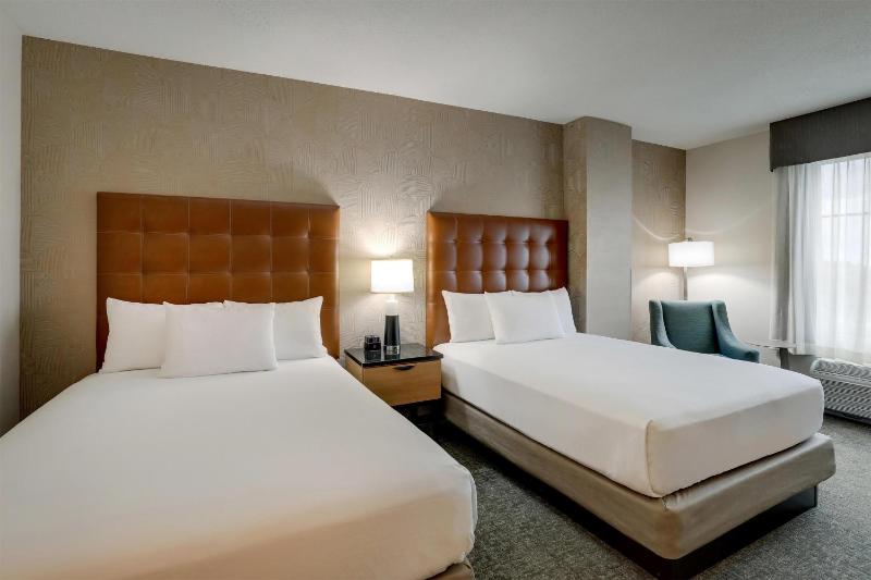 Deluxe Queen Room with Two Queen Beds image 4