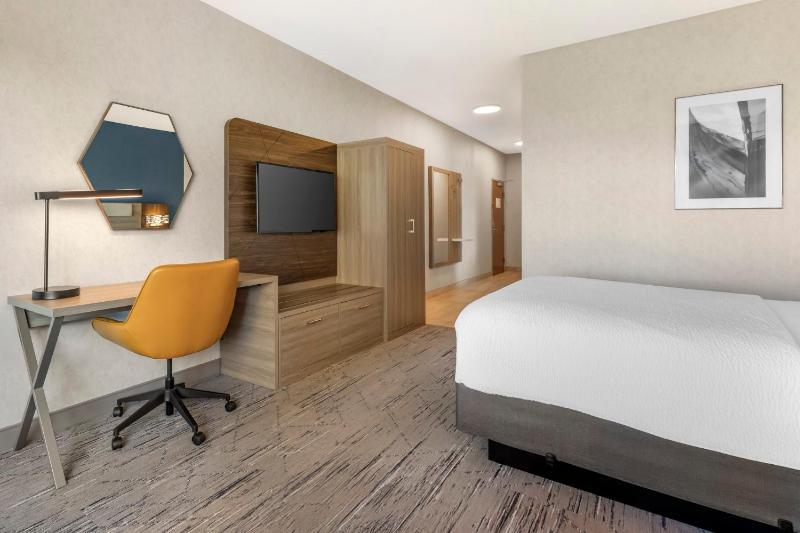 Corner Suite with River View image 4
