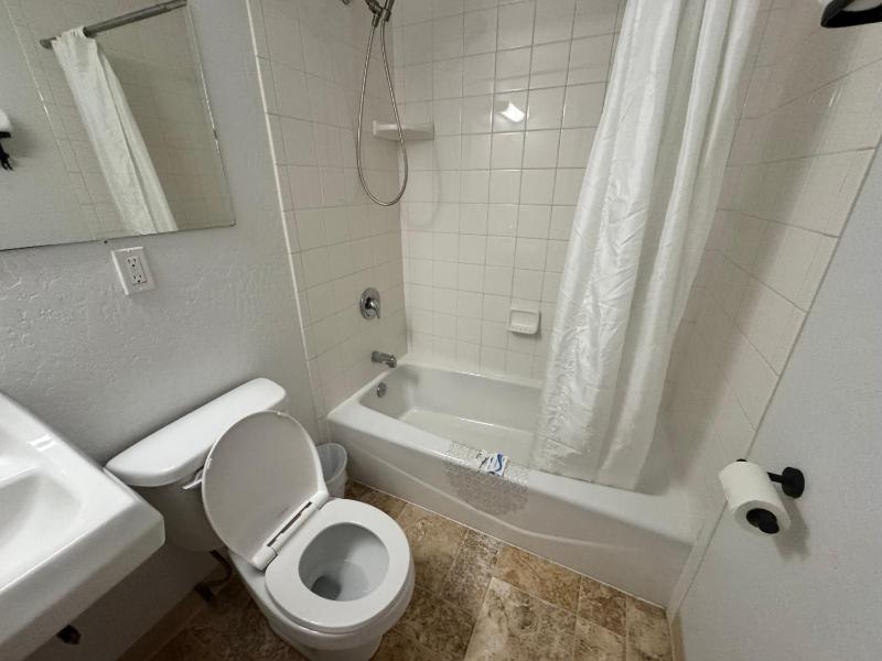 Double Room with Private Bathroom image 1