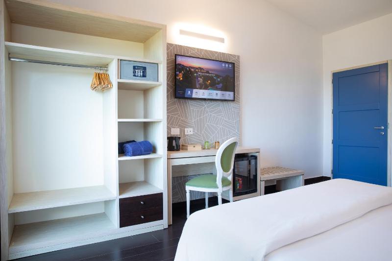 Classic Double Room image 4