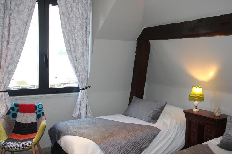 Twin Room image 3