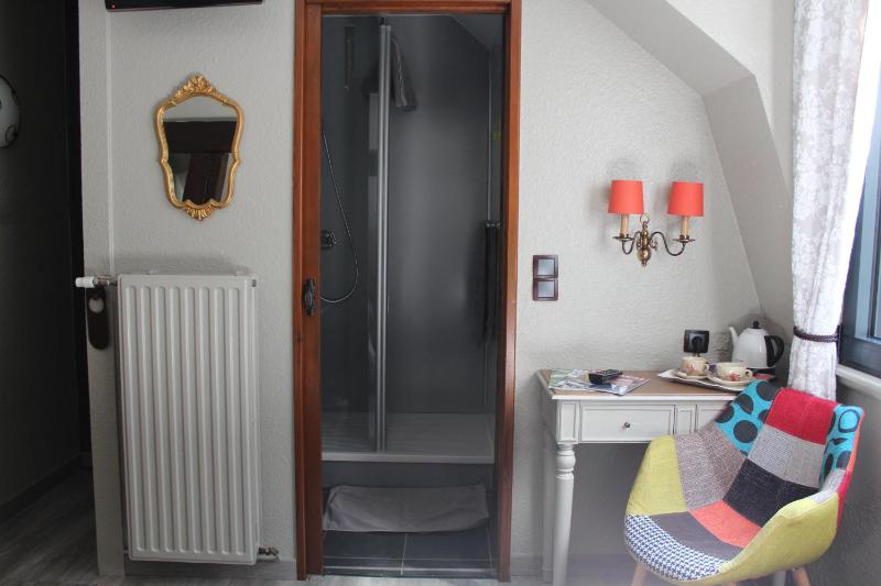 Twin Room image 2
