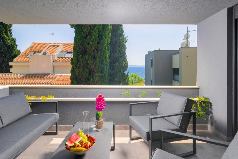 Three-Bedroom Deluxe Apartment image 1