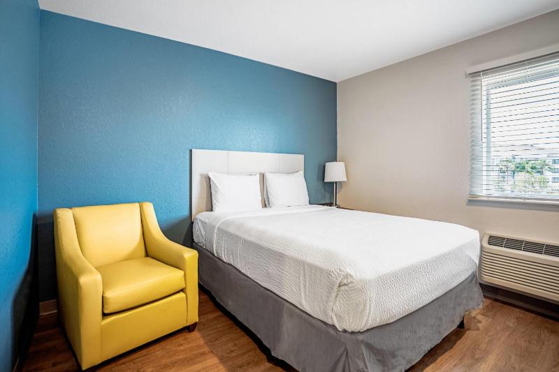 Queen Room  with Roll-In Shower - Disability Access/Non-Smoking image 4