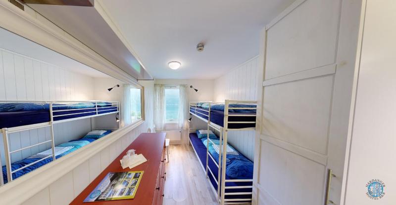 Budget Twin Room with Shared Bathroom image 4