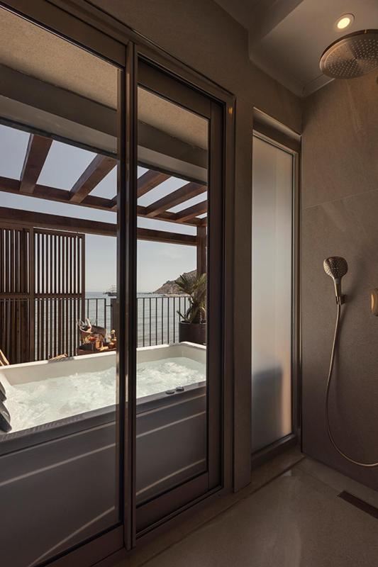 Deluxe Suite with Sea View image 1