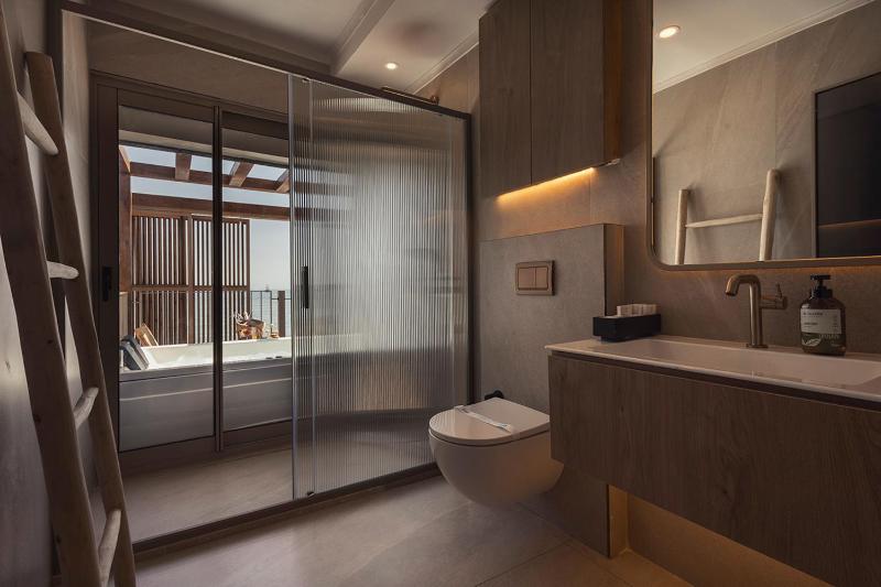 Deluxe Suite with Sea View image 3