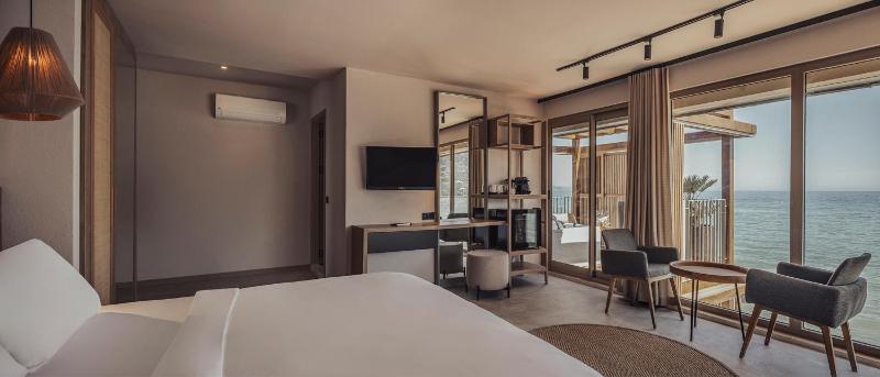 Deluxe Suite with Sea View image 4