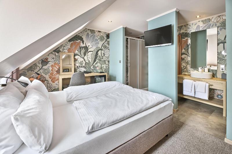Standard Double Room with River View image 3