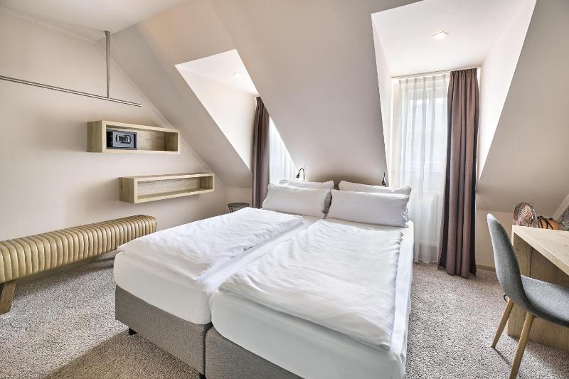 Standard Double Room with River View image 4