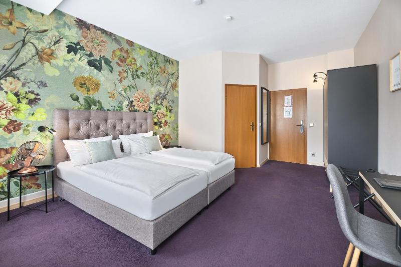 Classic Double Room image 2