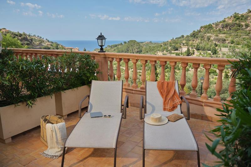 Triple Room with Balcony image 1