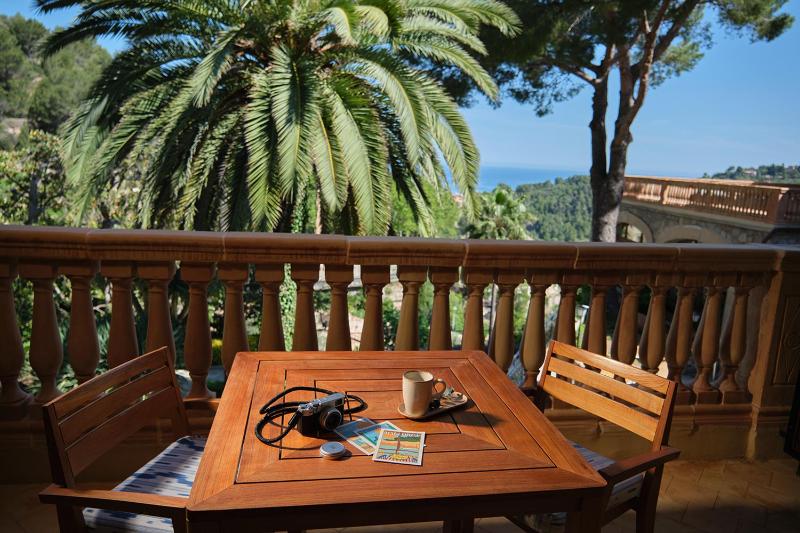 Deluxe Double Room with Balcony image 4