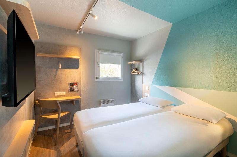Twin Room image 4
