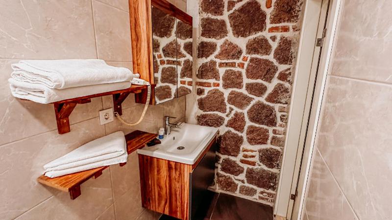 Economy Double Room image 3