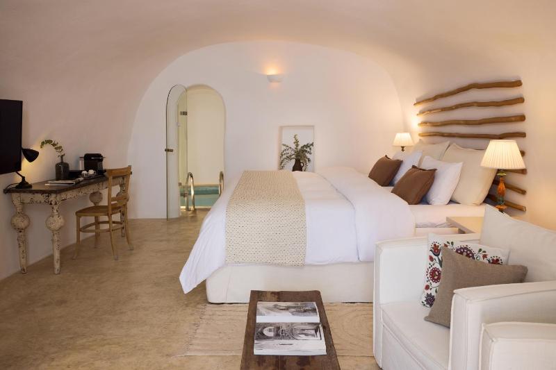 Honeymoon Suite with Sea View and Indoor Jetted Plunge Pool image 4