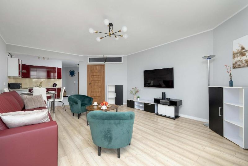 Comfortable Apartment with Parking in Szczecin by Noclegi Renters - image 28