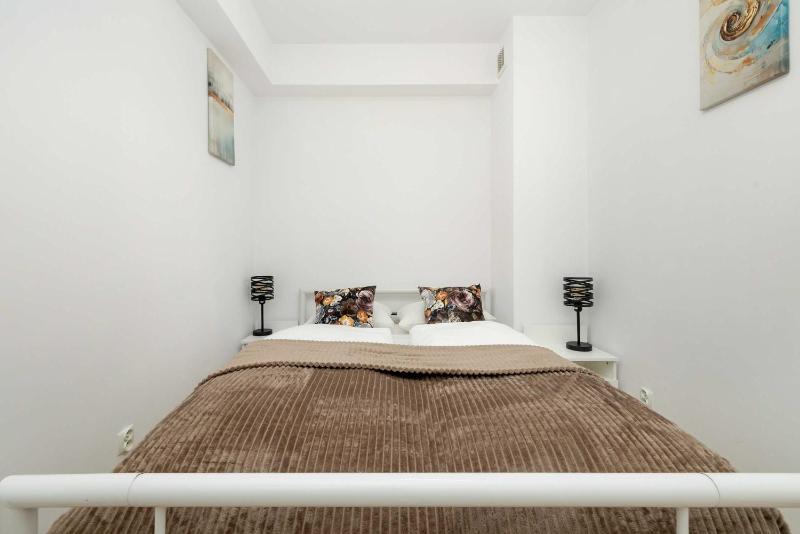 Comfortable Apartment with Parking in Szczecin by Noclegi Renters - image 17