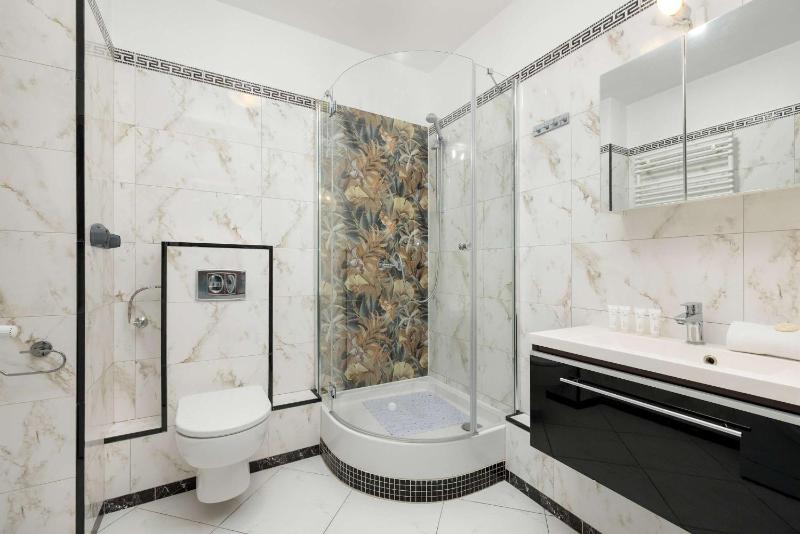 Comfortable Apartment with Parking in Szczecin by Noclegi Renters - image 5