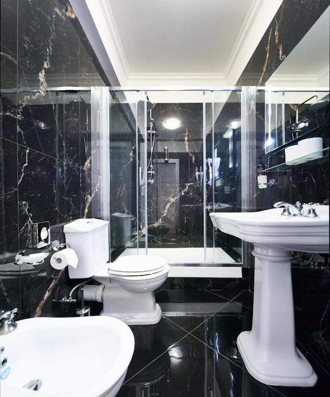 Double or Twin Room image 4