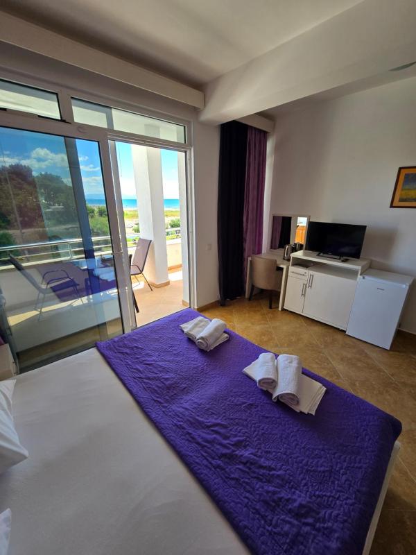 Studio Apartment with Sea View image 3