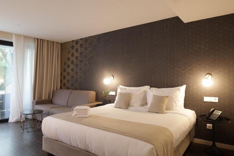 Deluxe Suite with Private Pool image 4