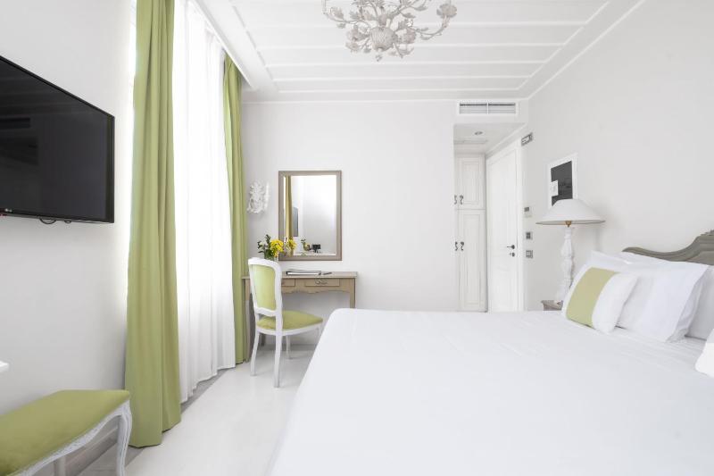 Deluxe Sea View Room image 4