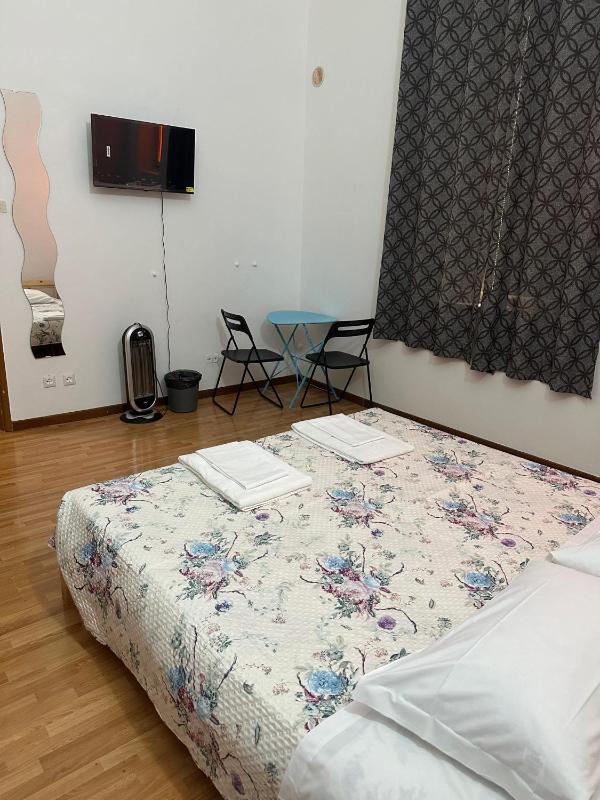 Economy Double Room with Shared Bathroom image 1