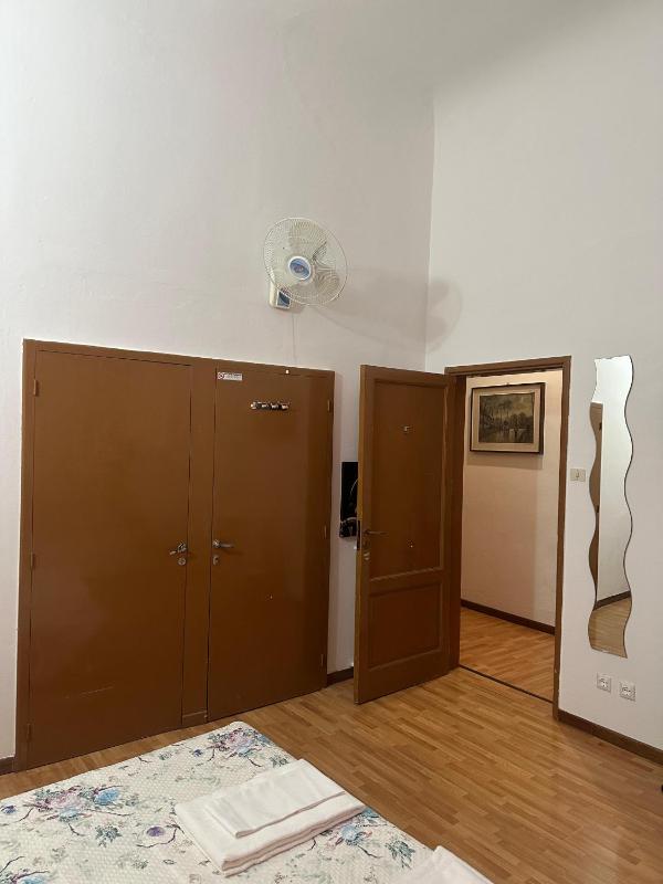 Economy Double Room with Shared Bathroom image 3