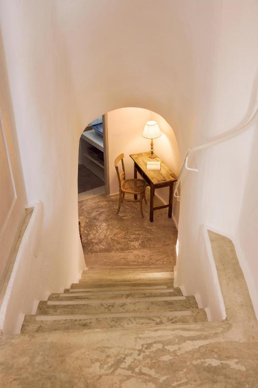 Cave Suite with Sea View and Outdoor Jetted Plunge Pool image 3