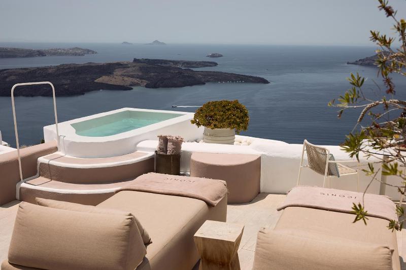 Cave Suite with Sea View and Outdoor Jetted Plunge Pool image 4
