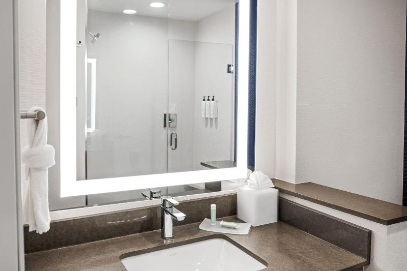 Fairfield by Marriott Inn & Suites Austin Downtown - image 2