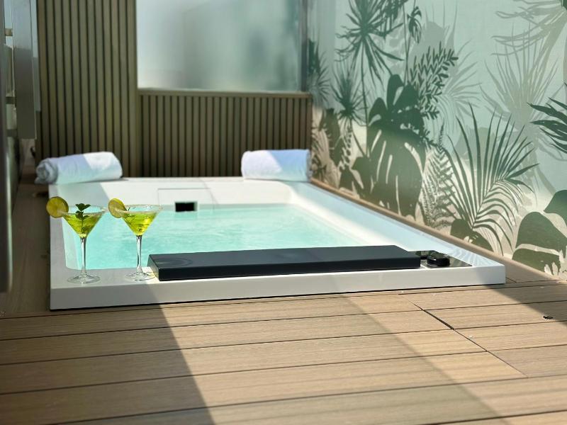 Junior Suite with jacuzzi image 3