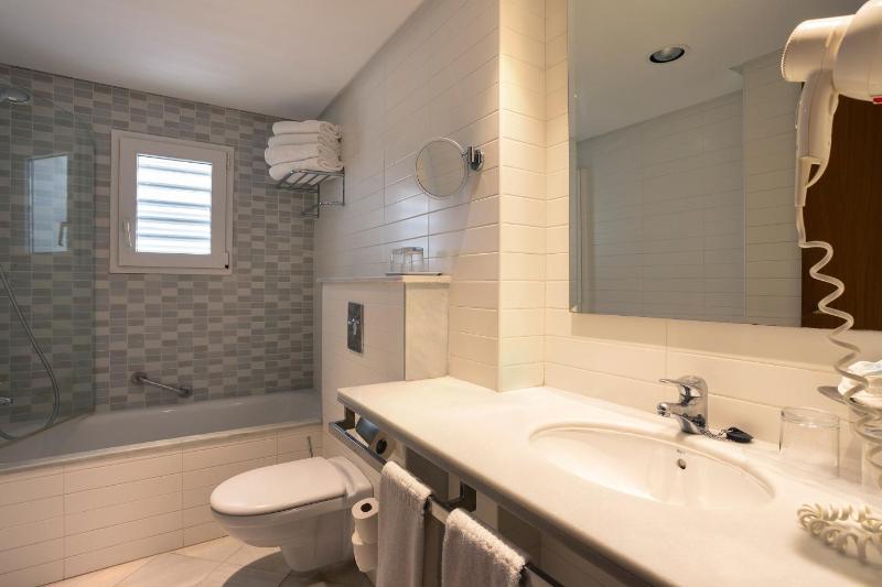 One-Bedroom Apartment image 3