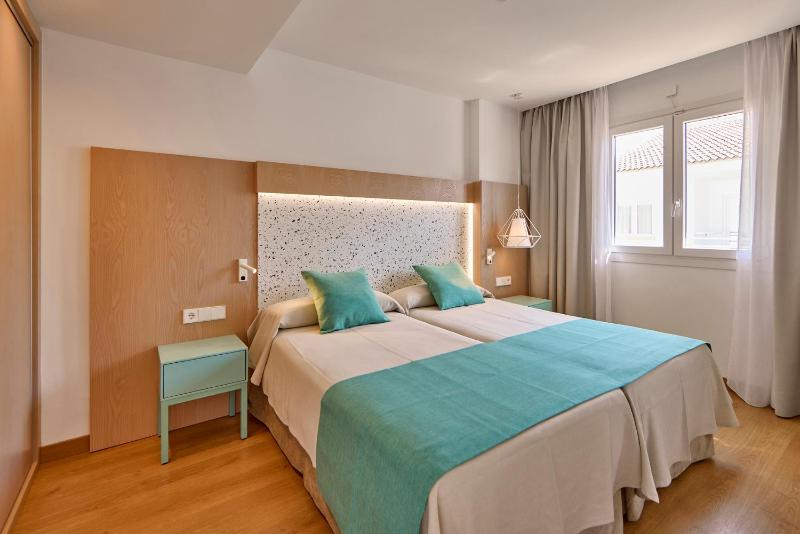 One-Bedroom Apartment with Balcony (2 Adults + 2 Children) image 3