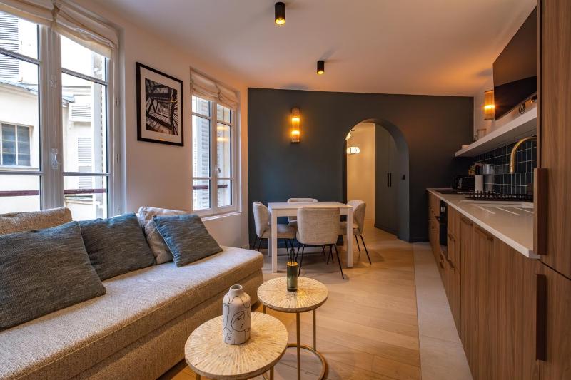 4 Guest - Hausmanian Flat Arc de Triomph - image 1