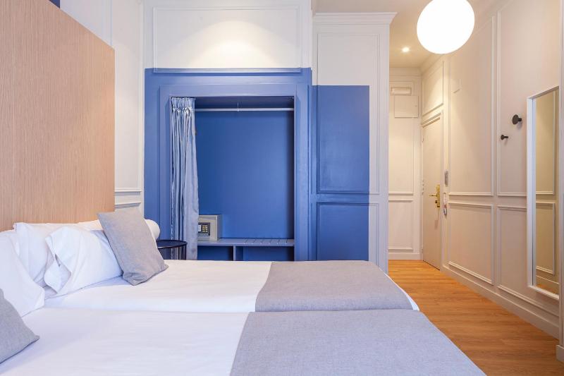 Double Room image 3