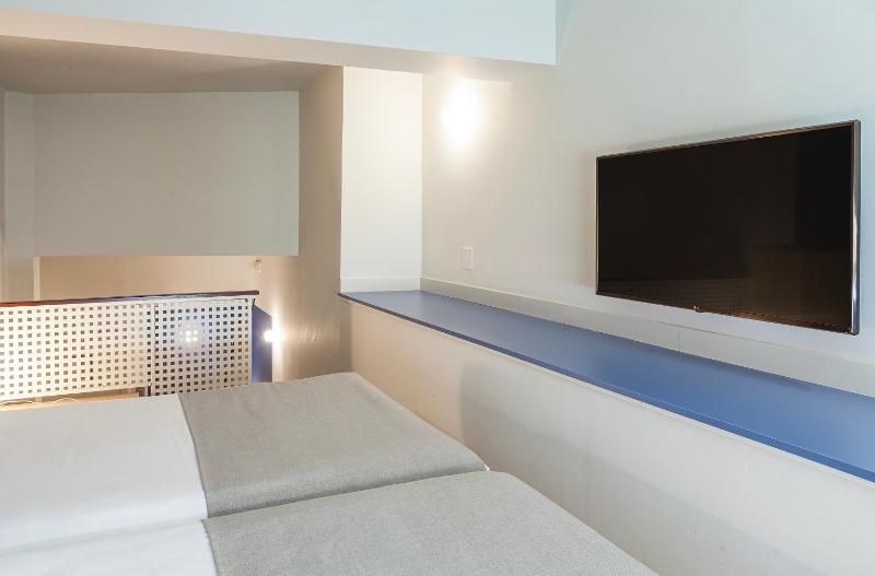 Triple Room (2 Adults + 1 Child) image 4