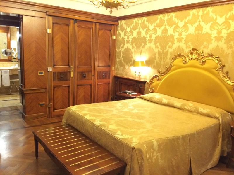 Deluxe Double Room image 4
