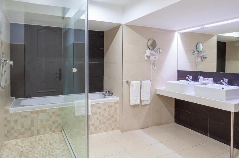 Standard Quadruple Room image 2