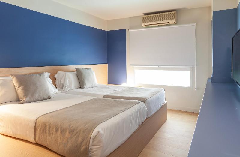 Standard Quadruple Room image 3