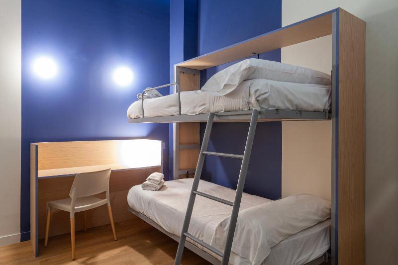 Standard Quadruple Room image 4