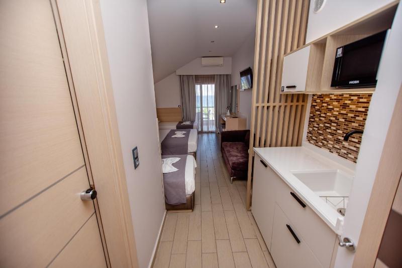 Family Room with Sea View image 3