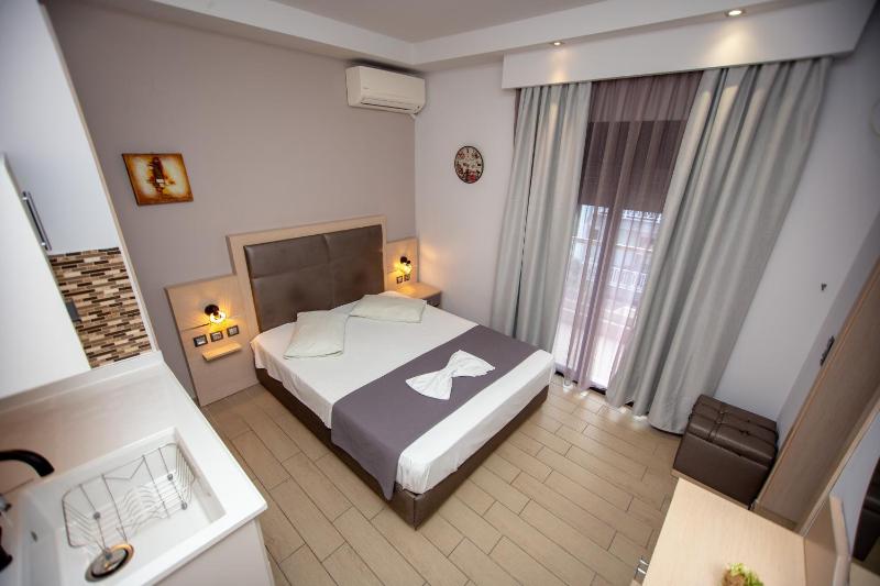 Small Double Room image 3