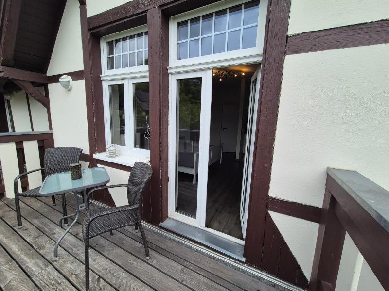 Studio with Balcony image 3