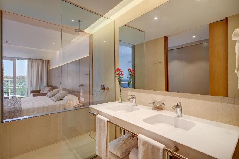 Double Room image 3