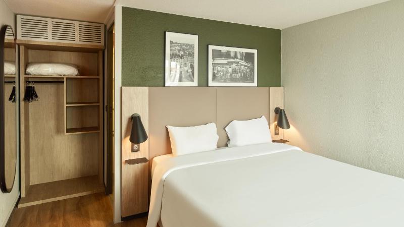Standard Room - 1 Queen Bed image 1