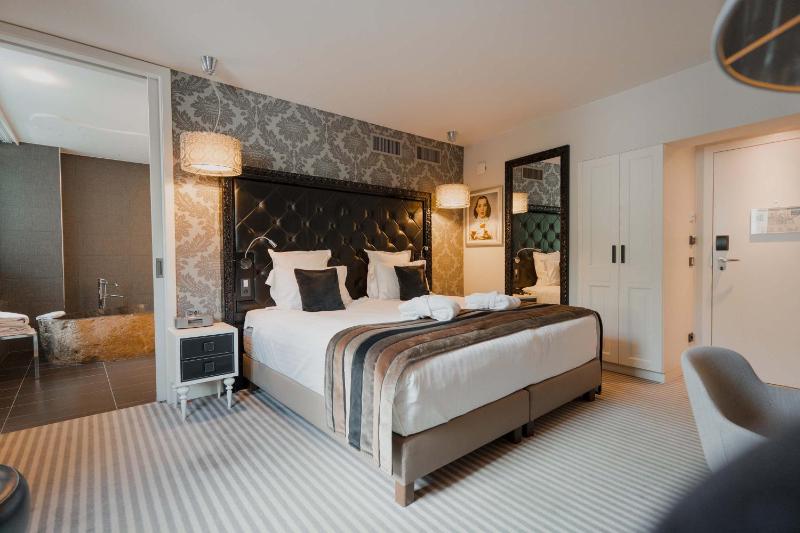 Suite with Balcony image 1